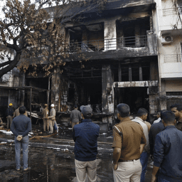 दिल्ली होटल अग्निकांड: 21 की मौत, 11 विदेशी; होटल मालिक गिरफ्तार
