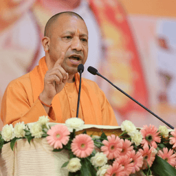 लखनऊ में सीएम योगी ने रामभद्राचार्य की कथा में 'लव जिहाद' पर की बात
