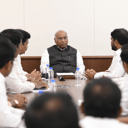 मल्लिकार्जुन खड़गे ने तेलंगाना नेताओं से की मुलाकात, कैबिनेट विस्तार की अटकलें तेज