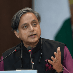 शशि थरूर ने वंदे मातरम के सभी छंद गाने की अनिवार्यता पर उठाए सवाल