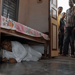 पश्चिम बंगाल: 'कट मनी' विवाद में TMC नेता पलंग के नीचे छुपे, पुलिस ने बचाया