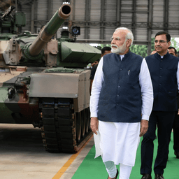 पीएम मोदी ने सूरत में ₹12,421 करोड़ की परियोजनाओं का उद्घाटन किया, रक्षा निर्माण केंद्र का दौरा