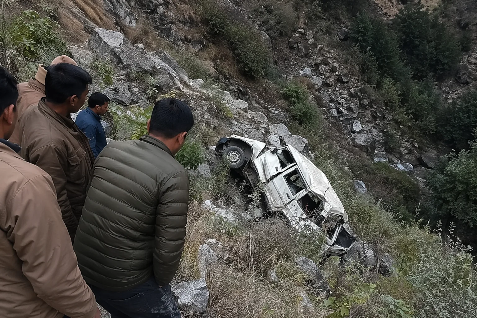 हिमाचल में बोलेरो खाई में गिरी, 7 की मौत, 6 एक ही परिवार के