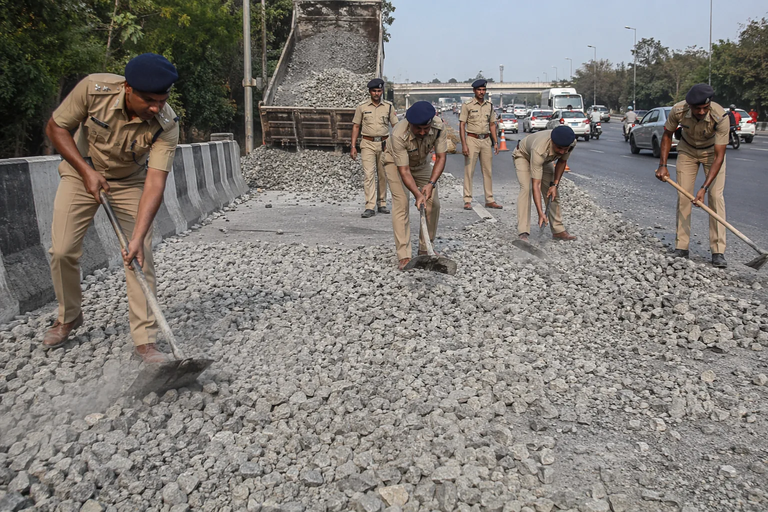 Video: पेरिफेरल एक्सप्रेसवे पर ट्रक से गिरी गिट्टी, फावड़ा उठाकर सड़क साफ करती दिखी पुलिस; दो घंटे की मेहनत