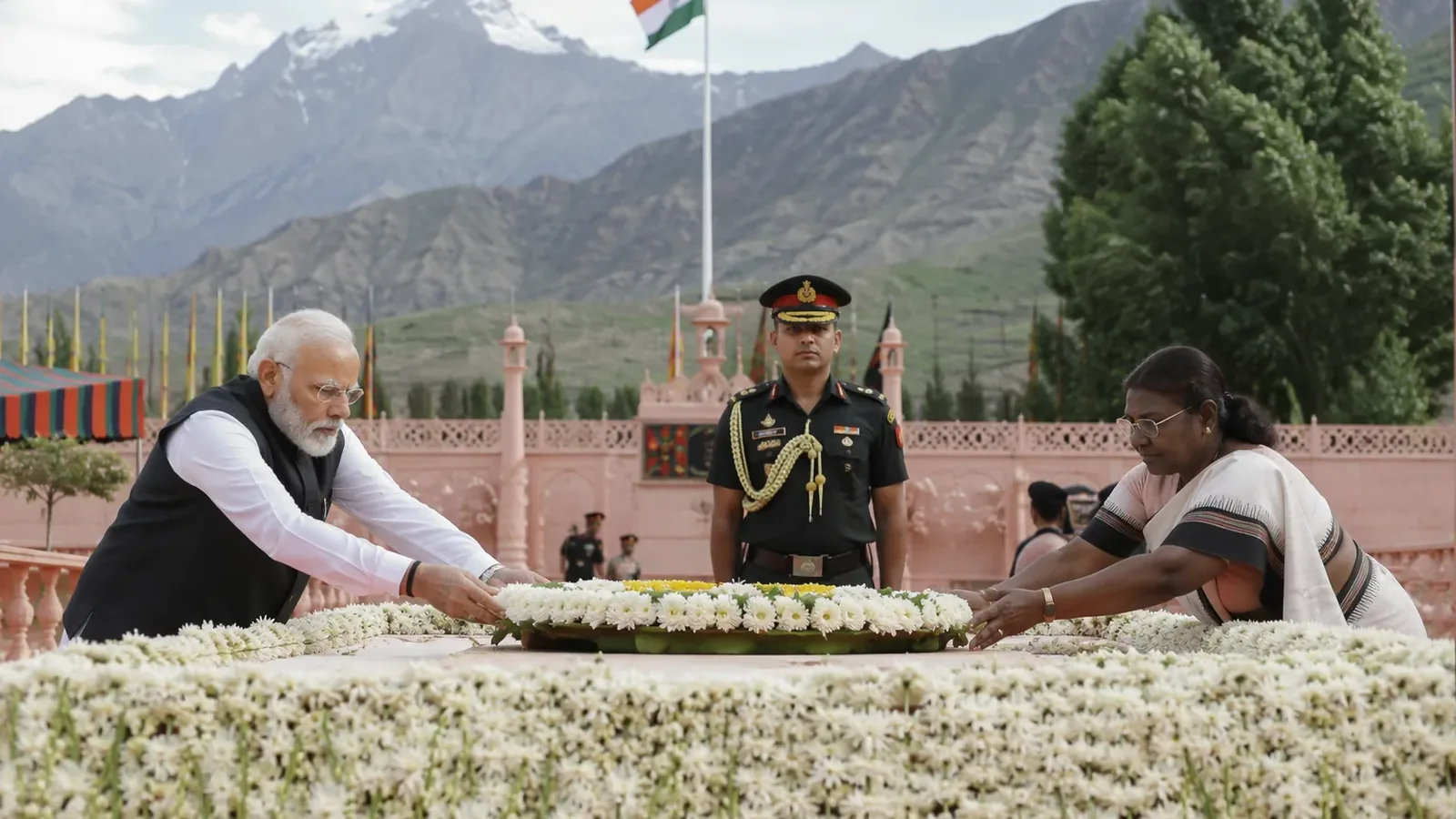 कारगिल विजय दिवस: राष्ट्रपति मुर्मू और पीएम मोदी ने शहीदों को दी श्रद्धांजलि