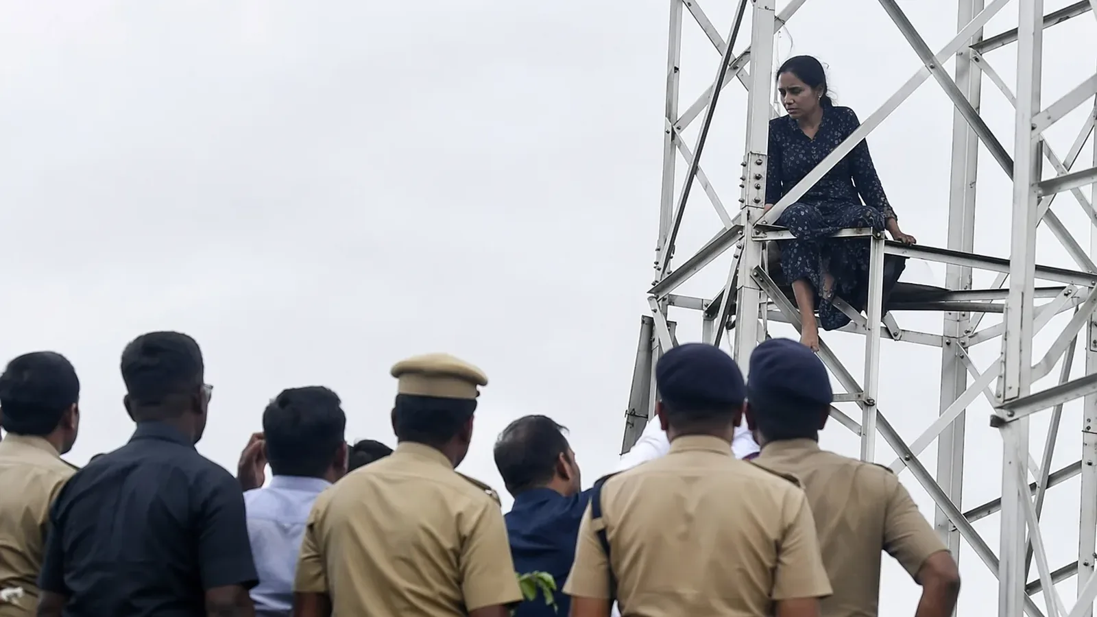 महिला ने पति पर दूसरी शादी का आरोप लगाकर टावर पर किया प्रदर्शन