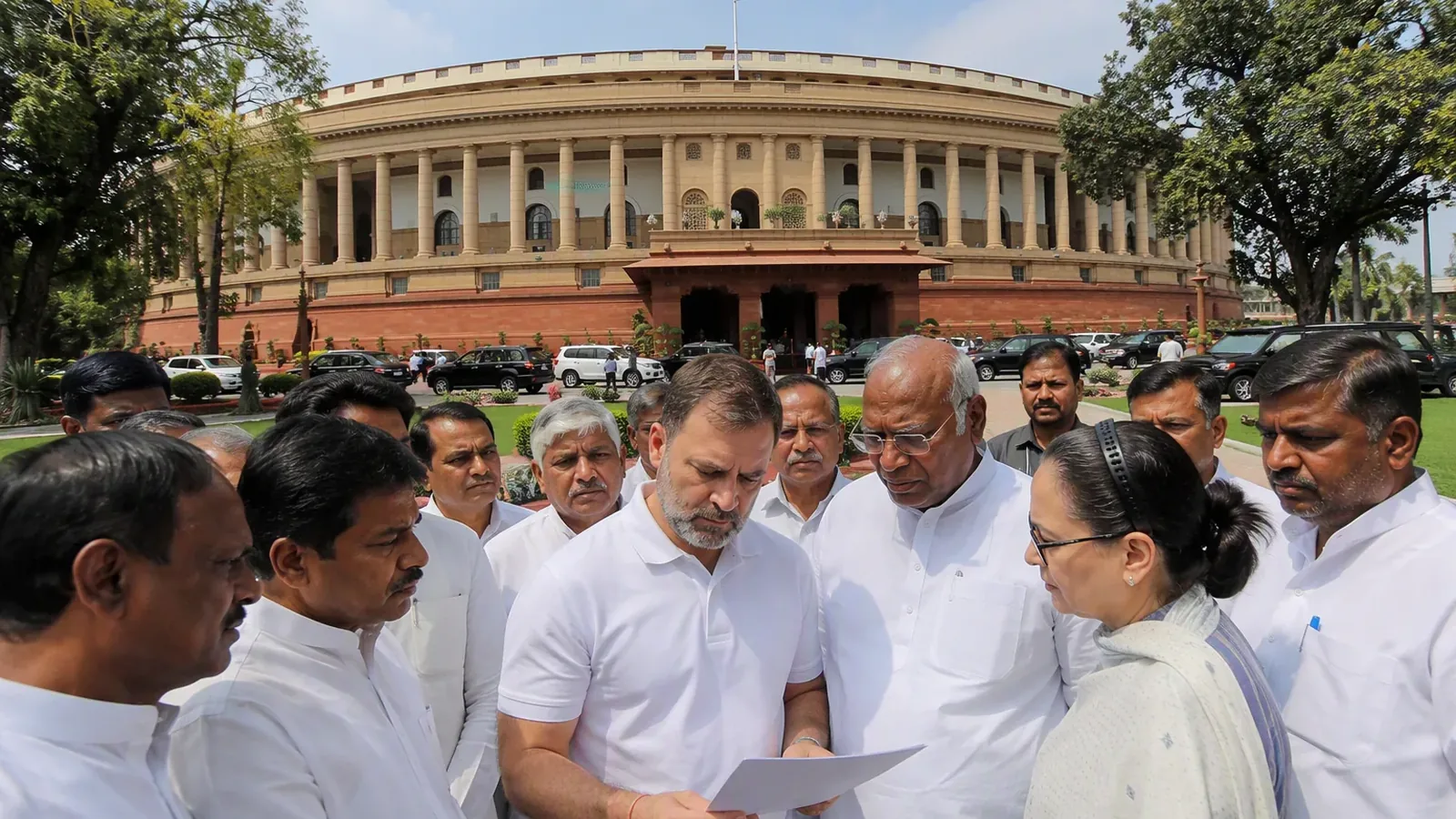 कांग्रेस ने सांसदों को 10-12 अगस्त को संसद में मौजूद रहने का व्हिप जारी किया