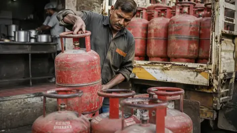 कोलकाता में कमर्शियल LPG सिलेंडर के दाम ₹209 घटे, नई कीमत ₹2,872.50