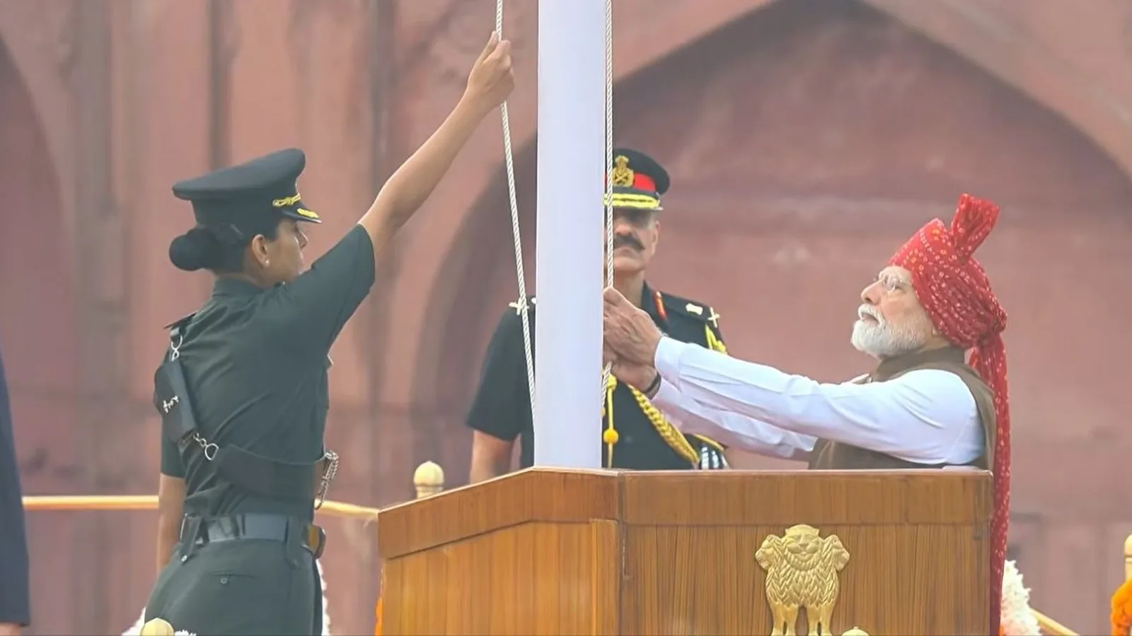 80वें स्वतंत्रता दिवस पर लाल किले पर तिरंगा फहराते PM मोदी