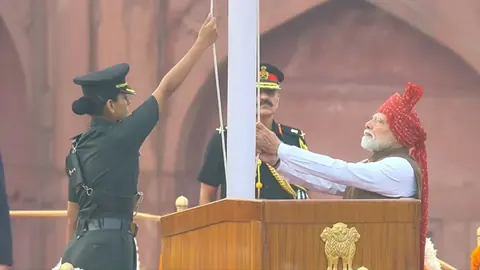80वें स्वतंत्रता दिवस पर लाल किले पर तिरंगा फहराते PM मोदी