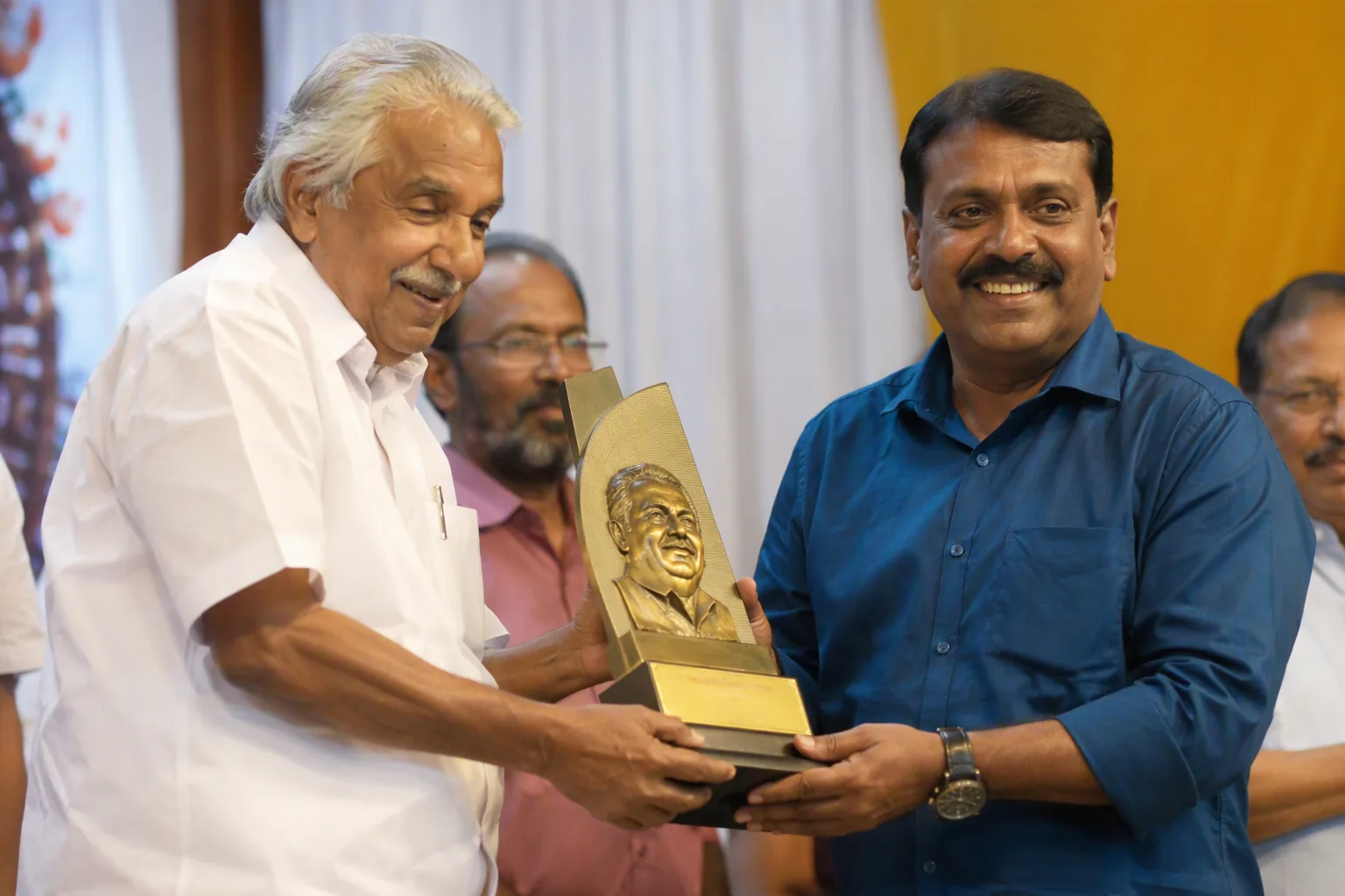 Cheruvayal K. Raman receives inaugural Oommen Chandy Memorial Award