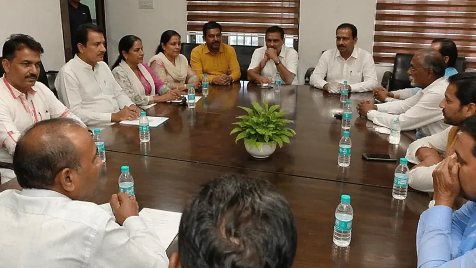 TMC में बगावत के सुर तेज़: 50 से ज्यादा विधायकों का समर्थन मिलने का दावा
