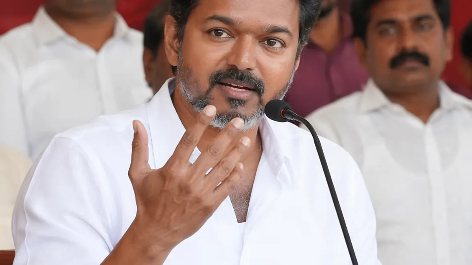 तमिलनाडु के मुख्यमंत्री विजय ने सूट विवाद पर दिया जवाब, DMK-AIADMK पर साधा निशाना