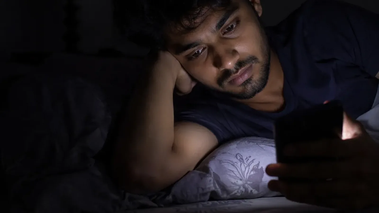 Doomscrolling से फोकस हो रहा कमजोर: रात की स्क्रॉलिंग रोकने की 5 असरदार आदतें