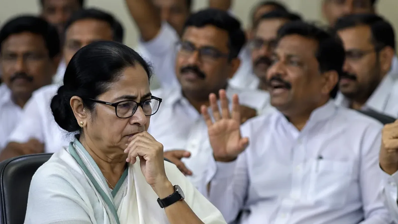 TMC में 28 साल बाद बड़ी टूट: 58 विधायकों ने किया बगावत, ममता की जगह ऋतब्रत बने नेता