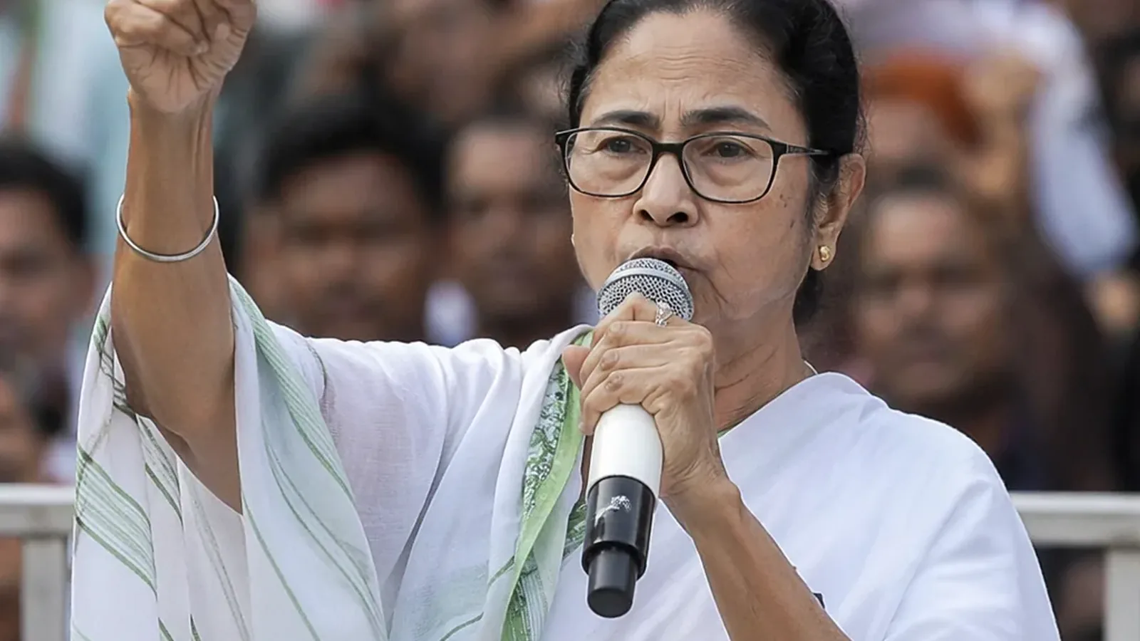 कोलकाता में ममता बनर्जी का धरना: चुनाव बाद हिंसा के खिलाफ विरोध प्रदर्शन