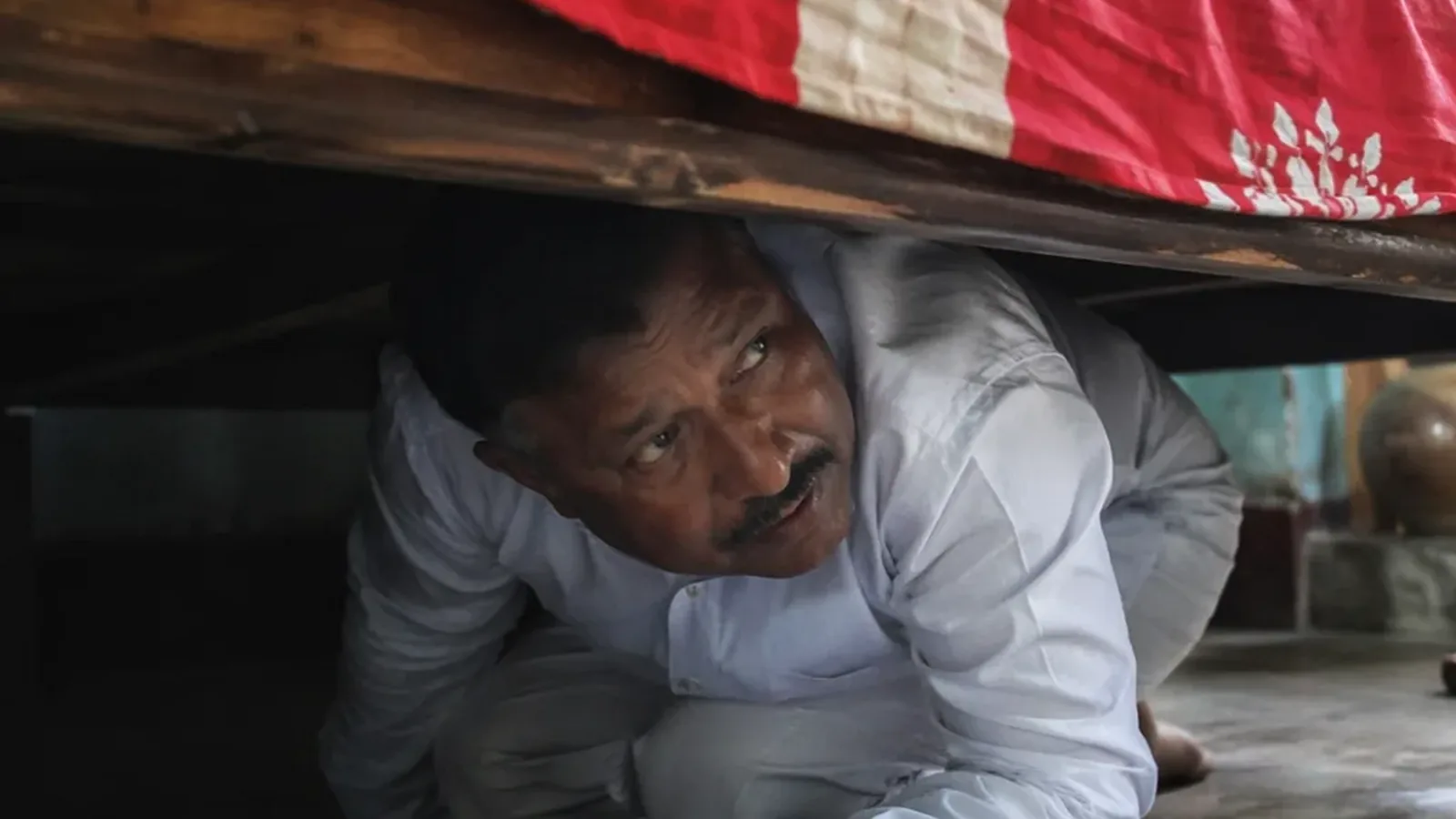 पश्चिम बंगाल: 'कट मनी' विवाद में TMC नेता बिस्तर के नीचे छिपा, पुलिस ने बचाया