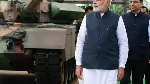 पीएम मोदी ने सूरत में ₹12,421 करोड़ की परियोजनाओं का उद्घाटन किया, रक्षा निर्माण केंद्र का दौरा
