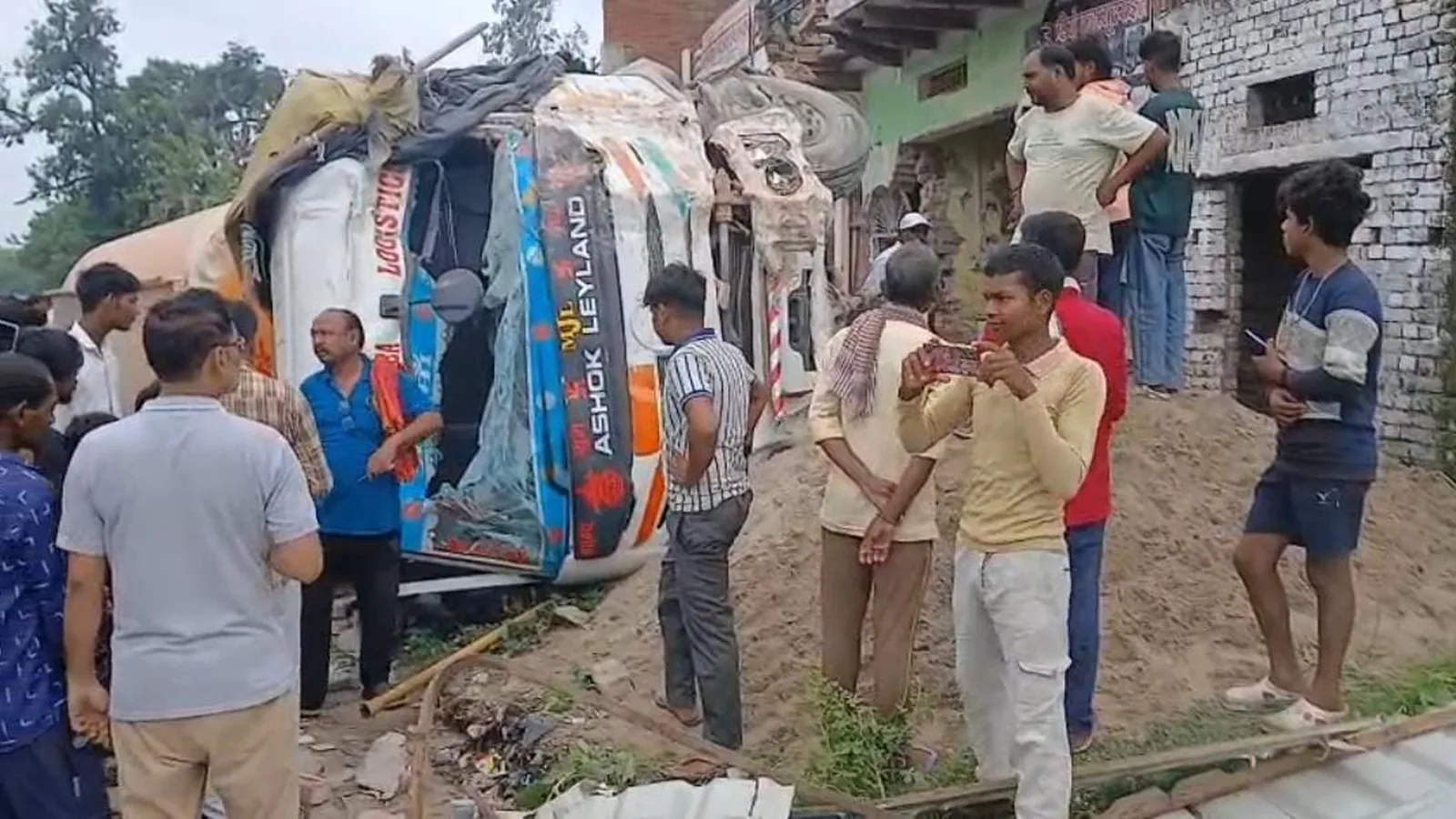 मिर्जापुर में कंटेनर हादसे में पिता-पुत्र की मौत, ग्रामीणों का प्रदर्शन