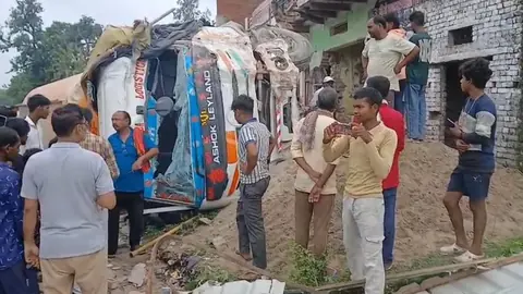 Father and son killed in Mirzapur road accident, locals protest