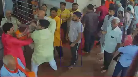 Priests clash at Maa Vindhyavasini temple over guiding devotees