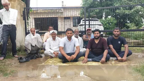 करसुआ गांव में ट्रांस्फार्मर फुकने पर किसानों का प्रदर्शन