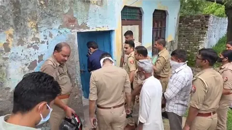 आगरा में बंद घर से महिला का शव मिला, पति फरार