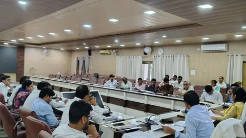 श्रावस्ती कलेक्ट्रेट सभागार में जिलाधिकारी अन्नपूर्णा गर्ग की अध्यक्षता में जिला स्तरीय टास्क फोर्स की बैठक