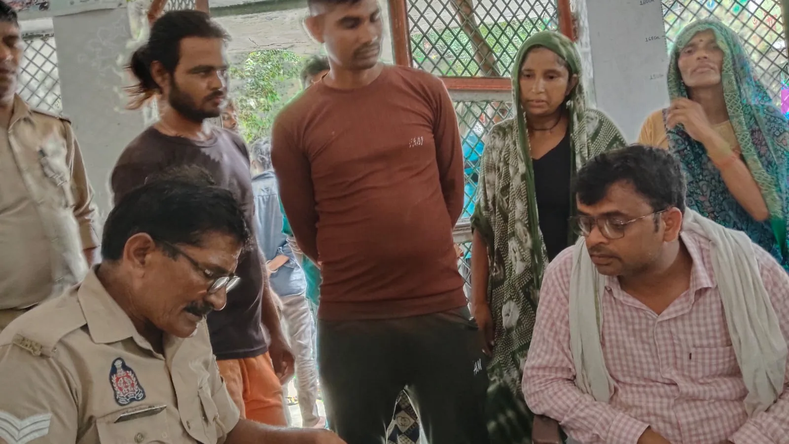 शिक्षक पर शराब पीकर स्कूल आने का आरोप, ग्रामीणों का हंगामा