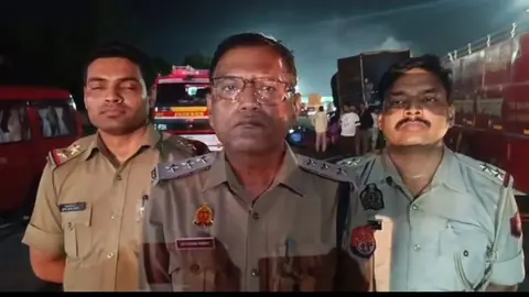 फिरोजाबाद में कंटेनर और ट्रक की टक्कर, ड्राइवर की जान बची
