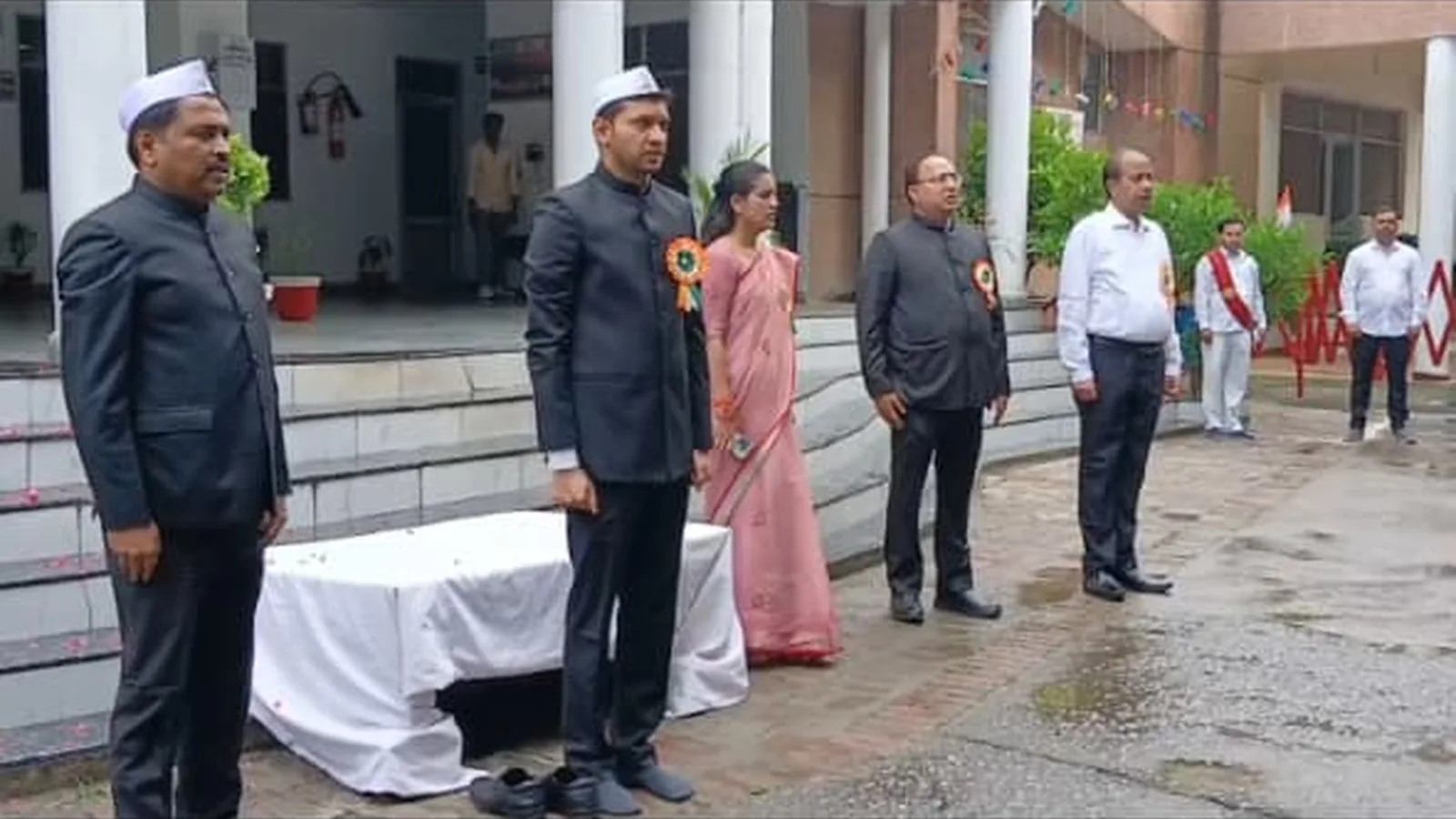 हमीरपुर में स्वतंत्रता दिवस पर ध्वजारोहण, देशभक्ति का जश्न