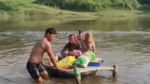 आगरा में प्रसूता को नदी पार करने के लिए चारपाई का सहारा