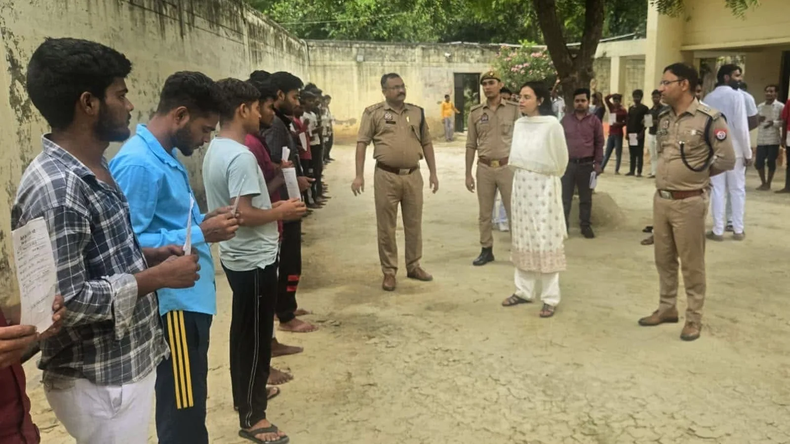 फिरोजाबाद जेल का निरीक्षण: बंदियों को निःशुल्क विधिक सहायता का आश्वासन
