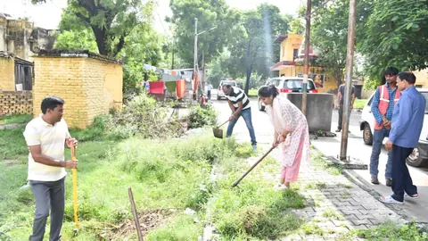 Firozabad District Magistrate leads sanitation drive to promote cleanliness