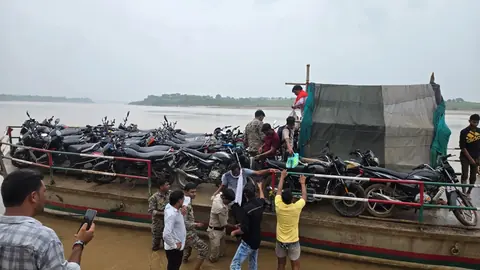 आगरा से भिंड जा रहा स्टीमर चंबल में फंसा, 58 यात्री सुरक्षित