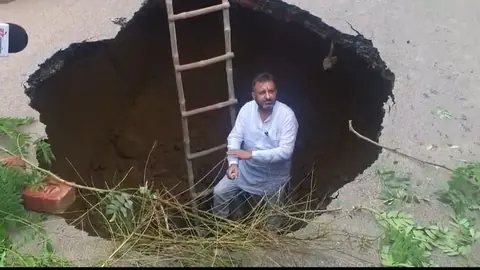 आगरा में सड़क धंसने पर सपा नेता ने उठाए सवाल, मांगी कार्रवाई