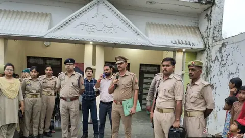 फिरोजाबाद में एक इमारत के बाहर पुलिसकर्मी और लोग खड़े