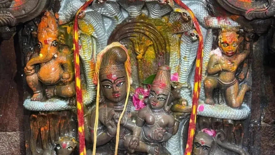 Shri Nagchandreshwar Temple opens for 24 hours during Nag Panchami