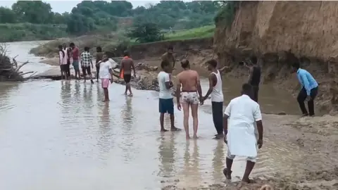 हमीरपुर में रपटा बहने से ग्रामीणों की जान खतरे में