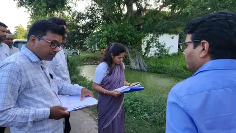 श्रावस्ती के जिलाधिकारी ने जमीन के फर्जी सौदों पर लगाई लगाम, बैनामों का किया अचानक निरीक्षण