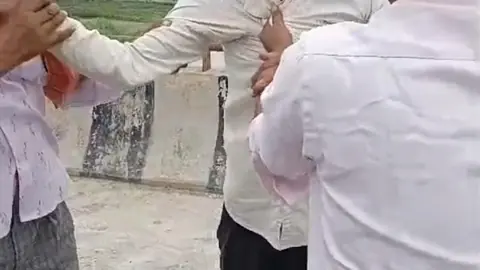 पिता ने 11 महीने की बेटी को यमुना में फेंका, पत्नी को भी मारने की कोशिश