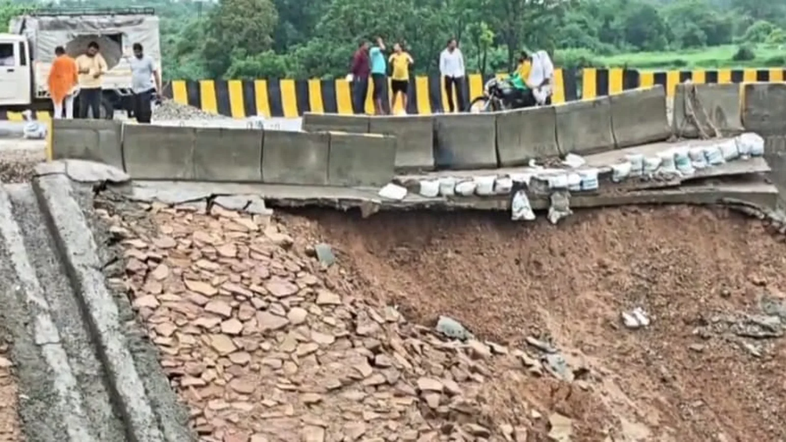 मिर्जापुर में आमघाट पुल की पहली बारिश में दरारें, लोगों में चिंता