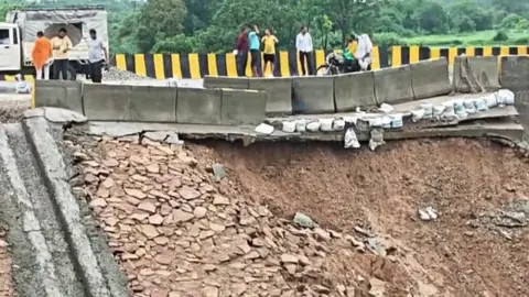 Cracks appear on Aamghat Bridge approach road after monsoon rains