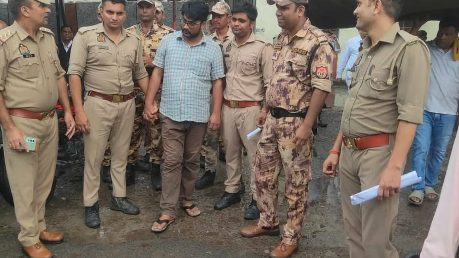 अलीगढ़ पुलिस ने 25 हजार के इनामी ठग जुनैद को पकड़ा