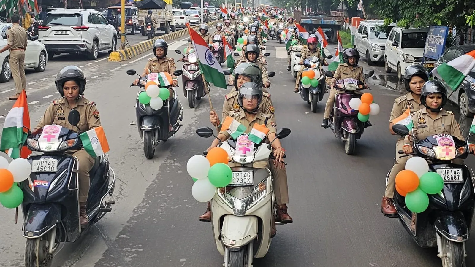 गाजियाबाद पुलिस की महिला कर्मियों ने स्कूटी पर तिरंगा यात्रा निकाली