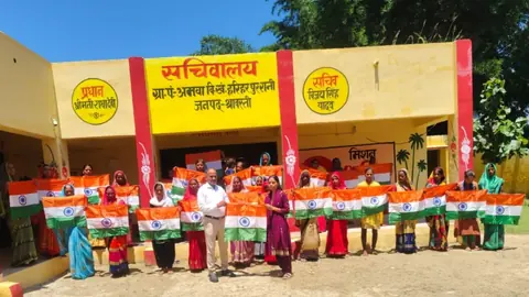 श्रावस्ती में 'हर घर तिरंगा' अभियान के तहत तिरंगा वितरण कार्यक्रम