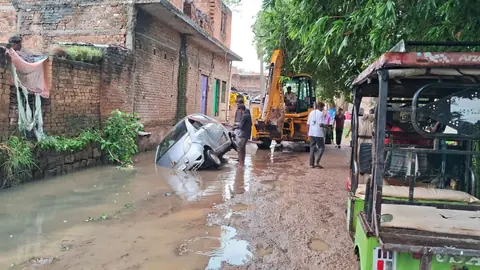 हमीरपुर में बारिश से नाले में गिरी कार, युवक की बची जान