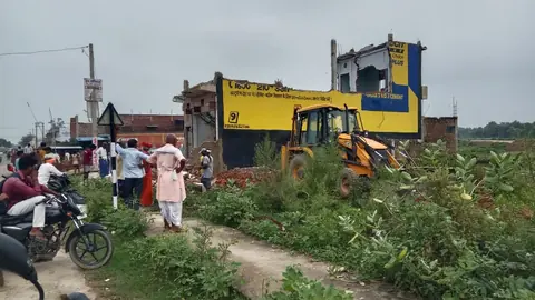 श्रावस्ती में बाईपास सड़क के लिए प्रशासन ने छह मकानों पर चलाया बुलडोजर