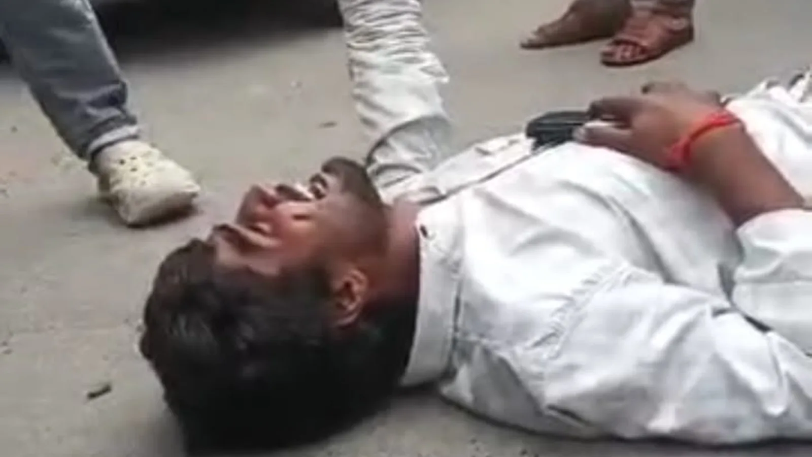 ई-रिक्शा चालक ने 14 हजार रुपये के चालान के खिलाफ सड़क पर लेटकर विरोध जताया
