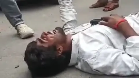 ई-रिक्शा चालक ने 14 हजार रुपये के चालान के खिलाफ सड़क पर लेटकर विरोध जताया